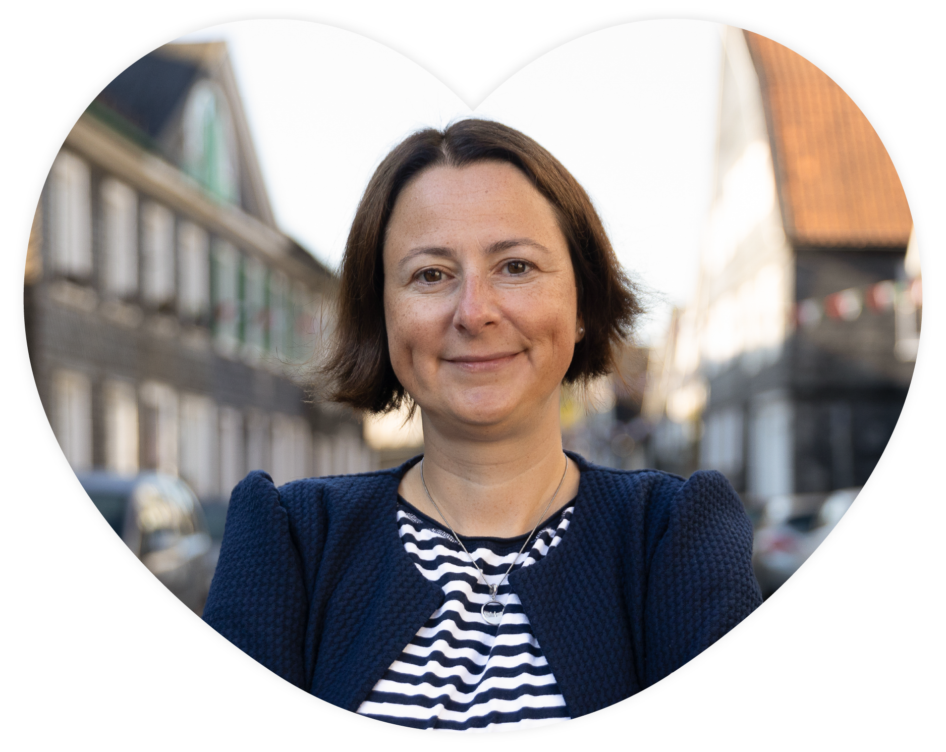 04_bildsprache-buergermeisterkandidatin Porträtfoto von Monika Verspohl. Der Bildausschnitt hat die Form eines Herzens.