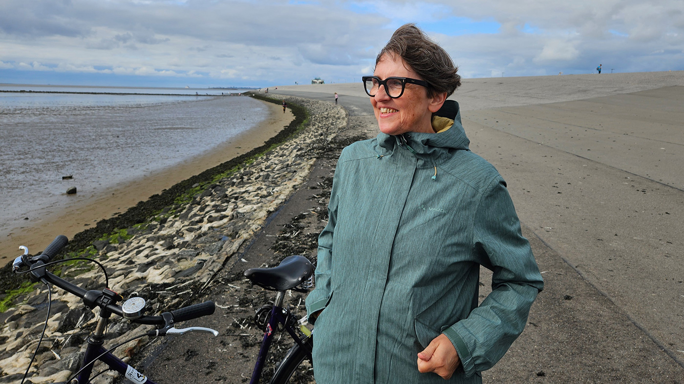 hb_meine-to-want-liste-4-2025 Marianne Reuter steht am Nordseestrand und schaut aufs Meer.