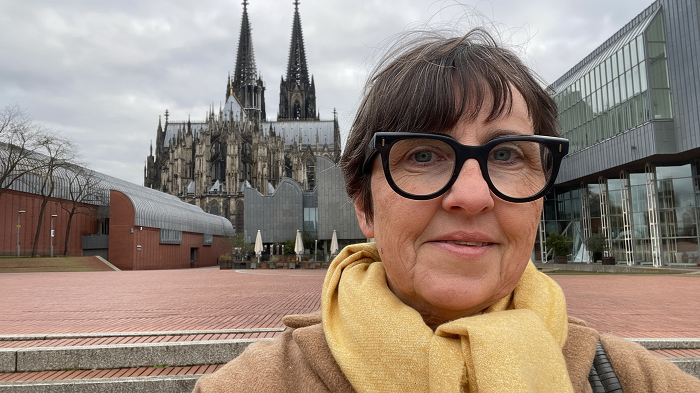 Marianne Reuter vor dem Kölner Dom