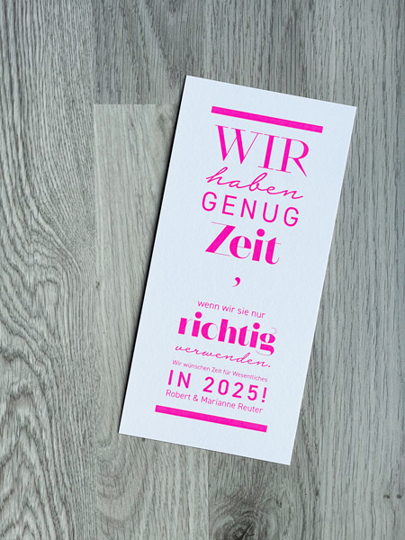 LangDin-Karte mit neonpinkfarbener Schrift