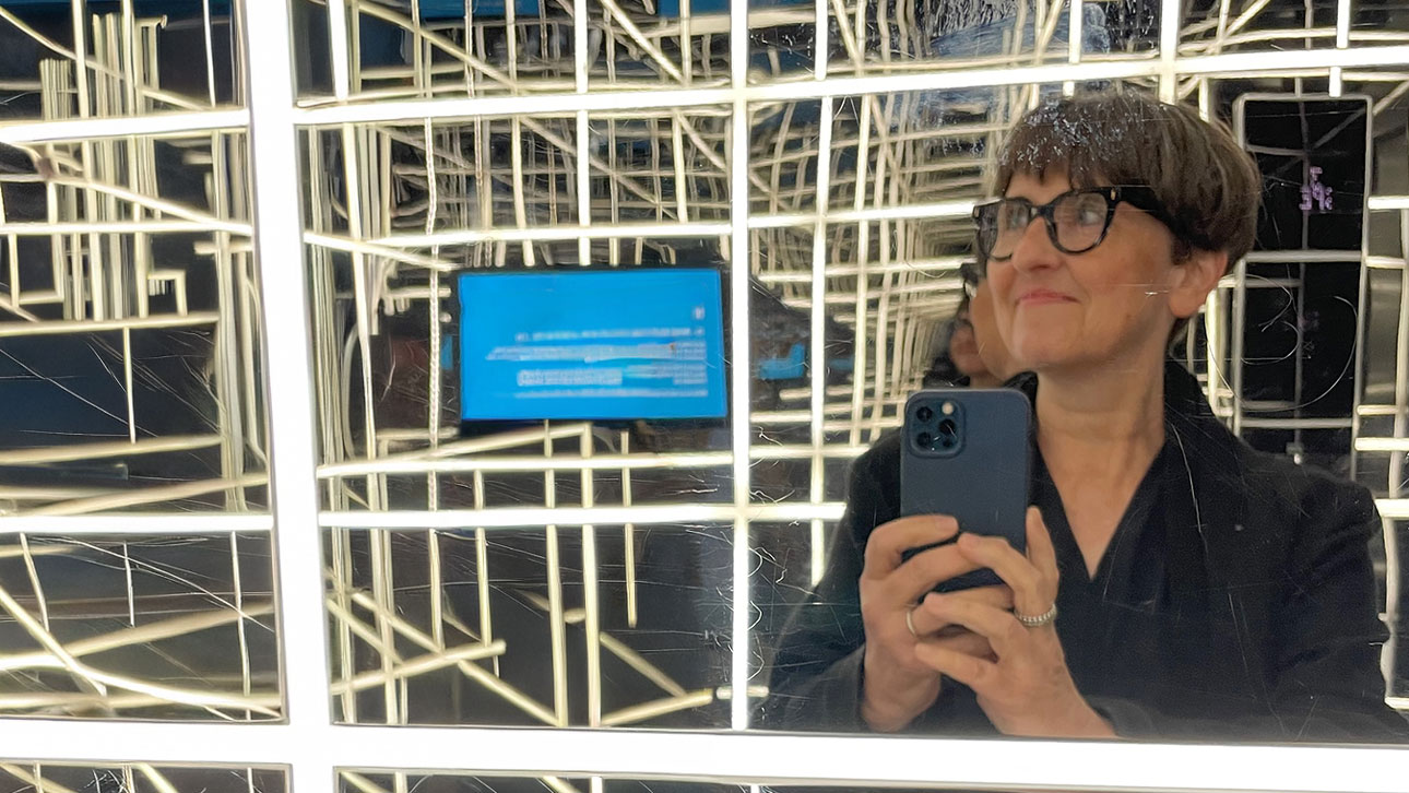 Marianne Reuter vor einem Spiegel mit Lichteffekten