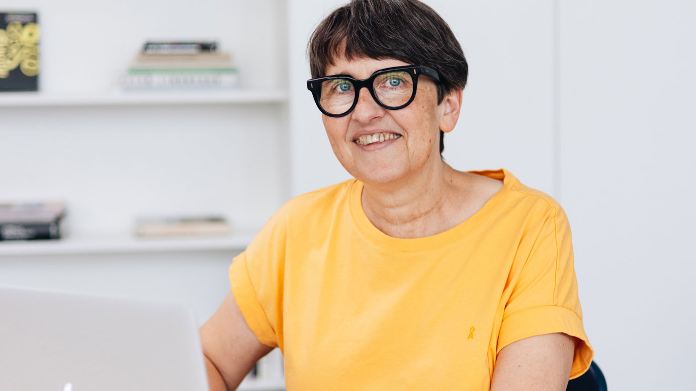 Marianne Reuter arbeitet am MacBook