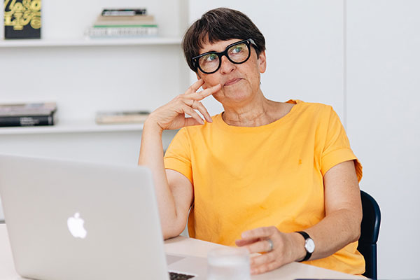 Marianne Reuter nachdenklich am Macbook