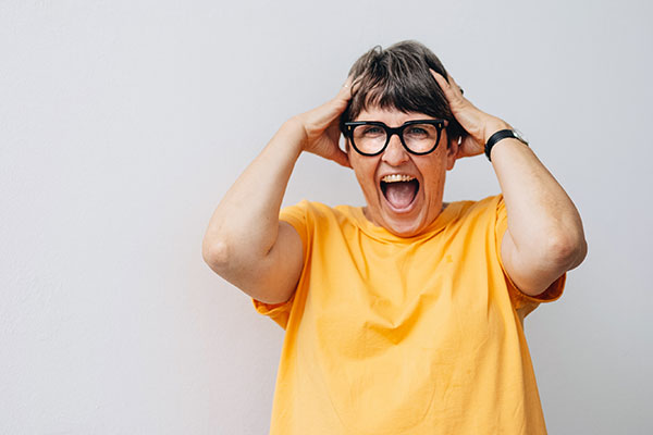 Marianne rauft sich die Haare