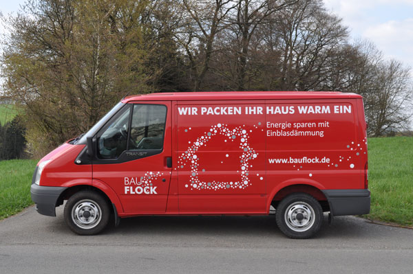 roter Transit von Bauflock mit Beklebung